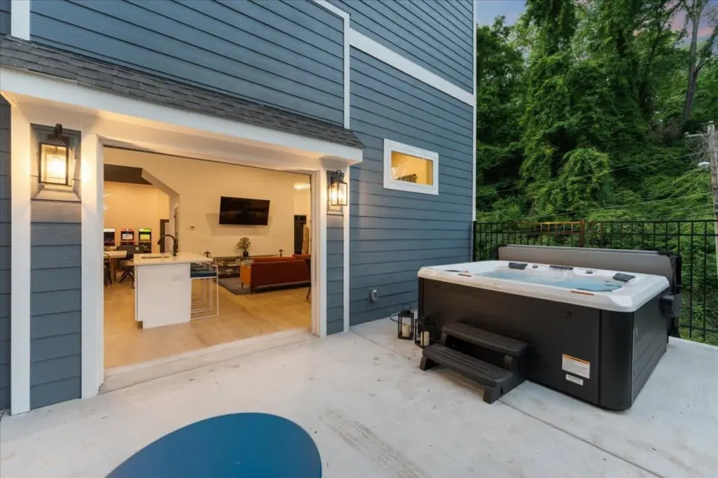 e355fa73 4de8 4f W0p L