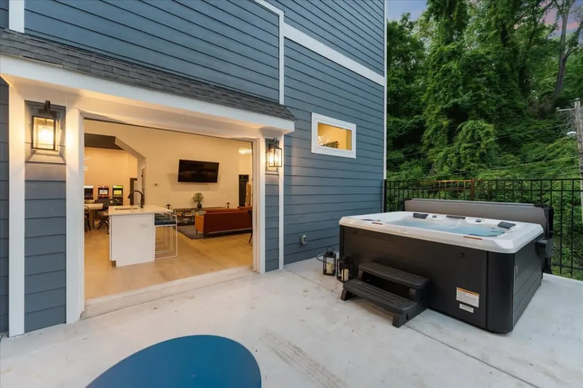 e355fa73 4de8 4f W0p L