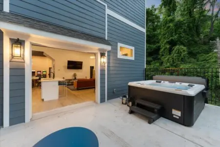 e355fa73 4de8 4f W0p L