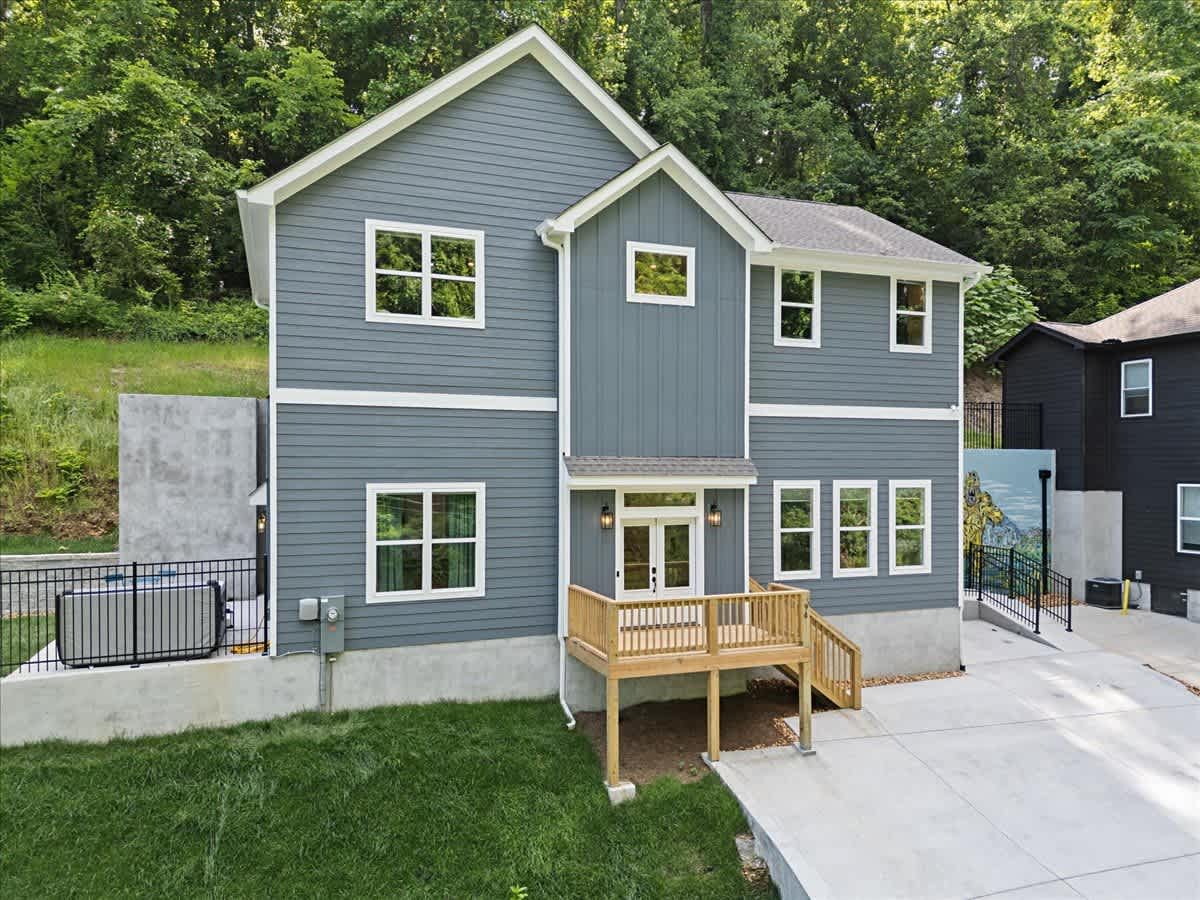 e2082cfe b63e 42 8Y0Is